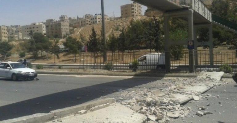 إصابة 3 أشخاص باصطدام ونش بجسر مشاة