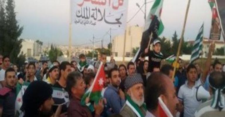 سوريون يحتفون بطرد السفير سليمان