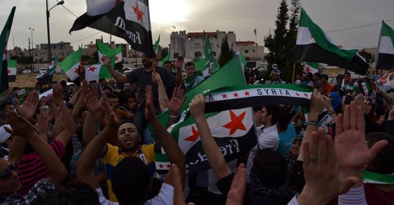 سوريون يعترضون على الانتخابات الرئاسية أمام السفارة