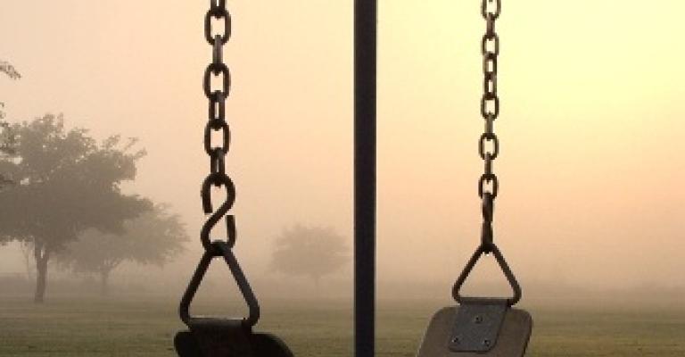 المفرق: وفاة طفل أختناقاً بأرجوحته..وعامل إثر سقوطه عن سقالة