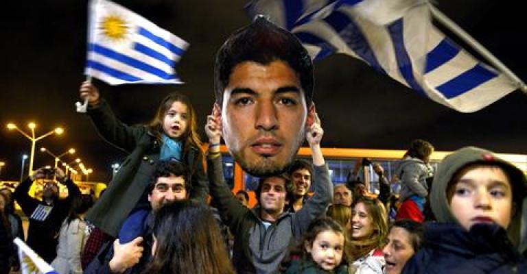 "عضة سواريز" تتحول إلى "قضية سياسية"  