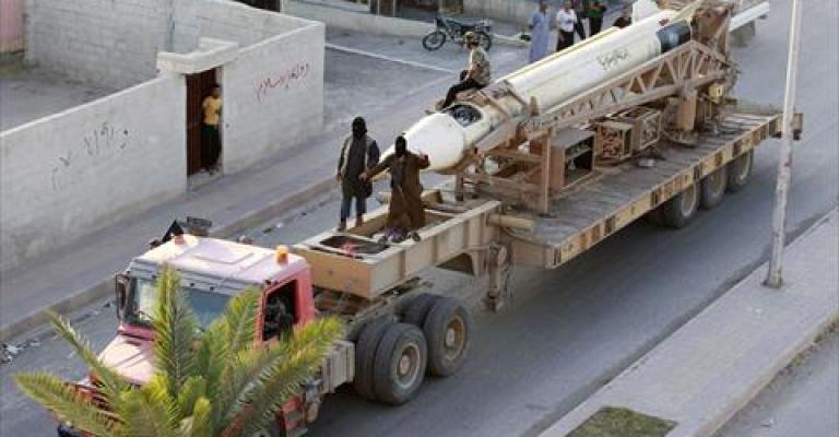 سوريا: "داعش" تستعرض بصاروخ سكود بالرقة - صور 