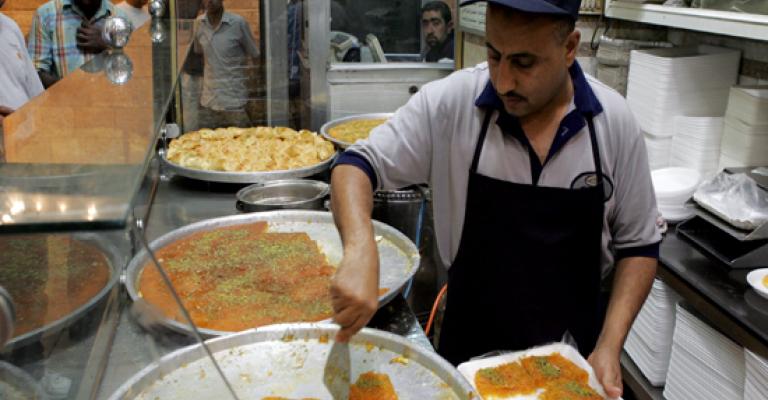 زيادة الاقبال على "الحلويات" مع بداية رمضان 