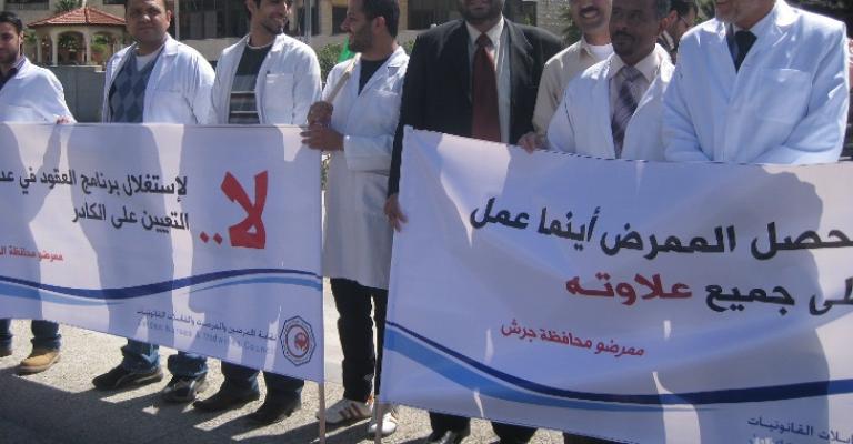 "الممرضين" تلوح بالتوقف عن العمل