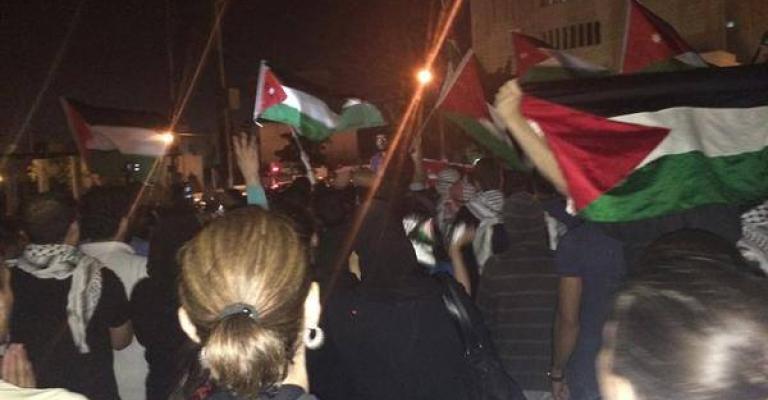 ناشطون يعتصمون بالقرب من السفارة الإسرائيلية بعمّان ناشطون يعتصمون بالقرب من السفارة الإسرائيلية بعمّان