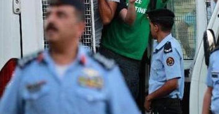 اعتقال ناشطين يوزعون دعوات لمسيرة تضامنية مع غزة اعتقال ناشطين يوزعون دعوات لمسيرة تضامنية مع غزة