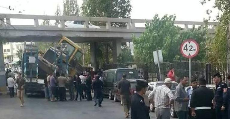 تحطم مركبة إثر اصطدام جرافة بجسر صويلح تحطم مركبة إثر اصطدام جرافة بجسر صويلح