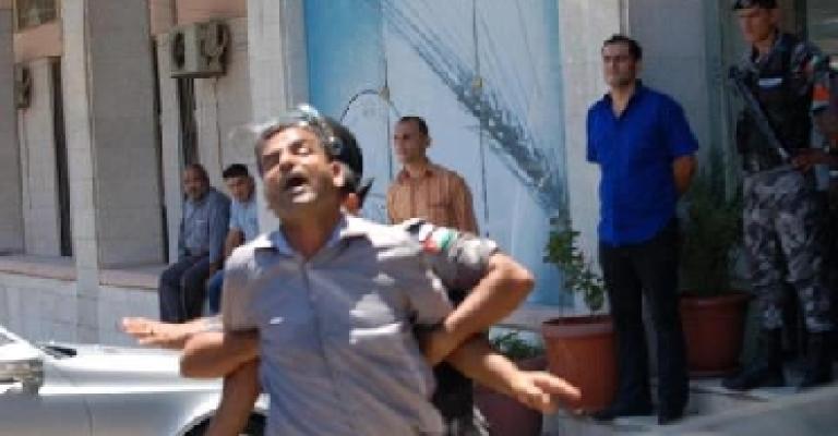 اعتصام تضامني مع السنيد امام الرئاسة بعد منع زيارته أو تكفيله اعتصام تضامني مع السنيد امام الرئاسة بعد منع زيارته أو تكفيله