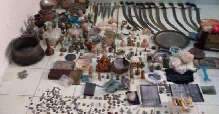 ضبط كميات كبيرة من الآثار في منزل مواطن بجرش ضبط كميات كبيرة من الآثار في منزل مواطن بجرش