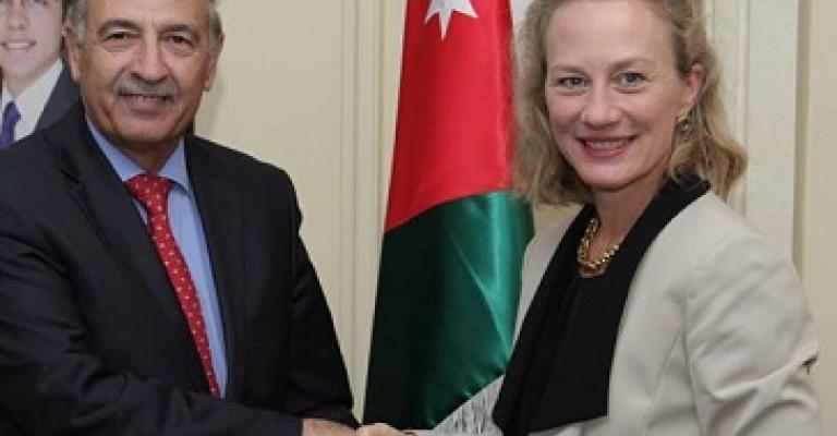 السفيرة الأمريكية تؤكد ضرورة دعم الأردن لمواجهة اللجوء السوري
