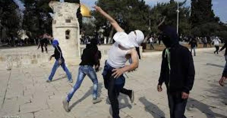 15 إصابة في اقتحام الاقصى ومواجهات عنيفة في ساحاته
