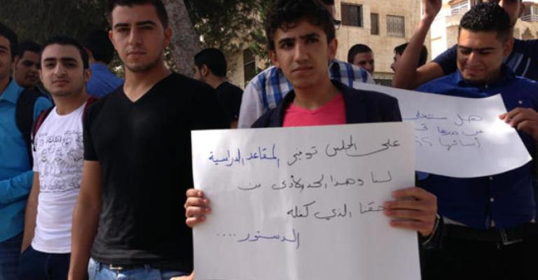 الطلبة الأردنيون العائدون من اليمن يعتصمون امام "التعليم العالي" الطلبة الأردنيون العائدون من اليمن يعتصمون امام "التعليم العالي"