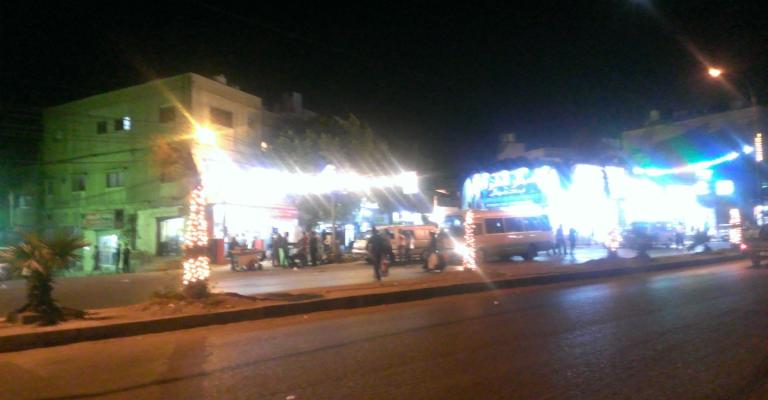 اشجار الرصيفة المضيئة تثير تساؤلات حول الاولويات!