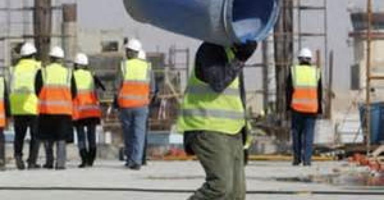 العمل: 99% من العاملين السوريين مخالفون