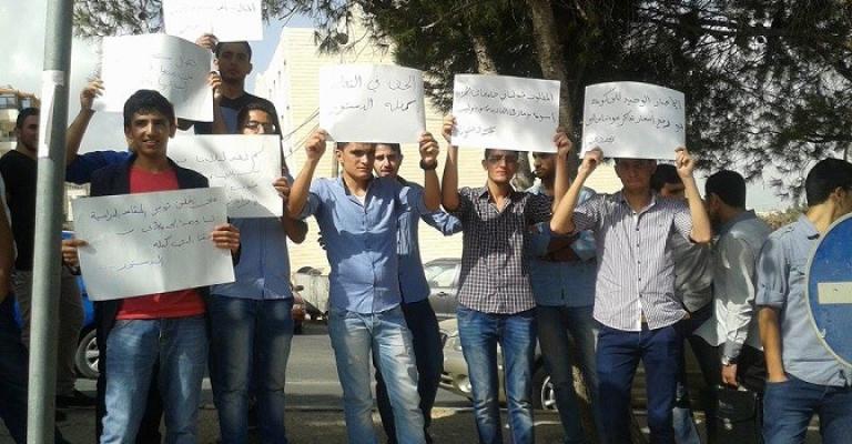 الطلبة العائدون من اليمن يهددون بالعودة الى جامعاتهم باليمن الطلبة العائدون من اليمن يهددون بالعودة الى جامعاتهم باليمن