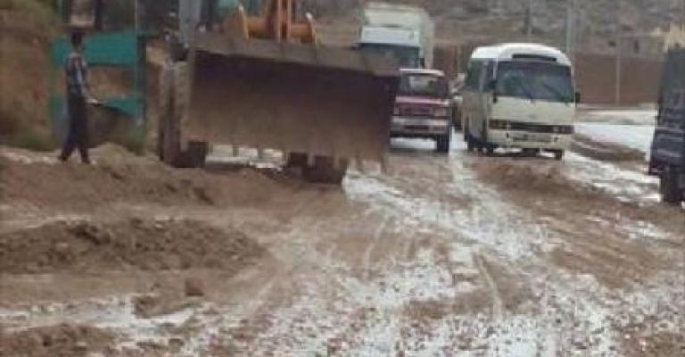 إعادة فتح طريق أغلقته السيول في الأغوار الشمالية