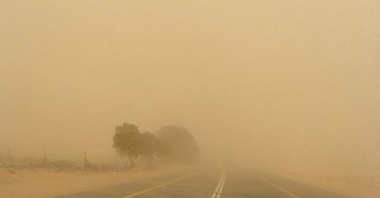 غبار كثيف يدفع الأمن لإغلاق طريق وادي عربة - البحر الميت