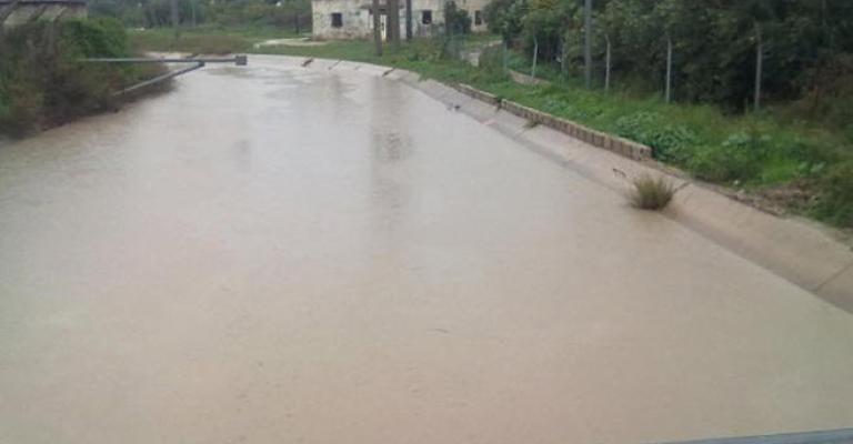 وفاة خمسة اشخاص من عائلة واحدة بعد سقوط مركبتهم بقناة الملك عبدالله