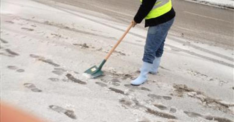 متطوعون من اتحاد الشباب الديمقراطي للمساعدة أثناء العاصفة