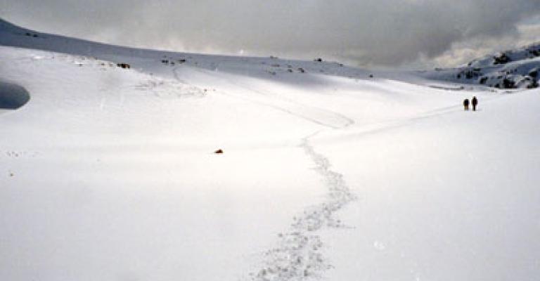 بدء تساقط الثلوج في رأس منيف