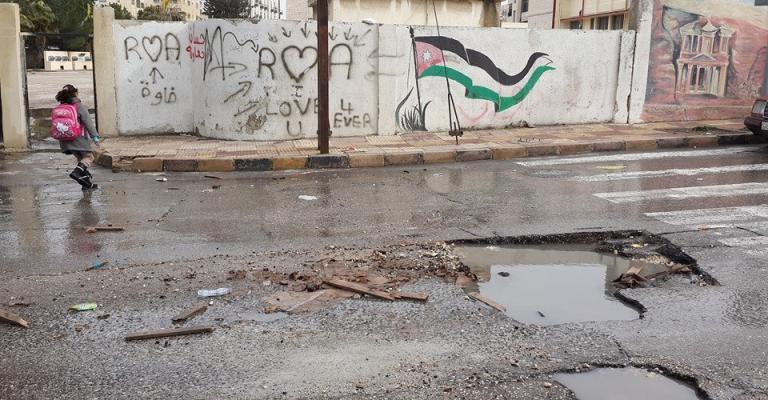 التهبطات والحفر الإنشائية تطيح بسيارات مواطنين بعد العاصفة التهبطات والحفر الإنشائية تطيح بسيارات مواطنين بعد العاصفة