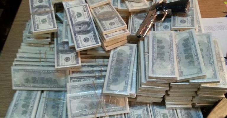 الأمن يقبض على شخصين بحوزتهما 75 ألف دوﻻر مزيفة