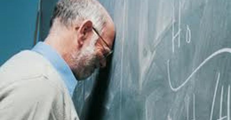 النقابة: طلاب يعتدون على معلّم بالهراوات