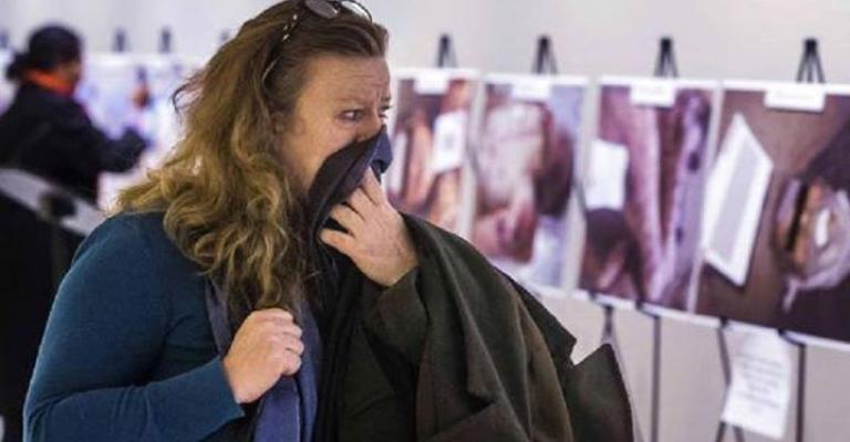 لاجئون سوريون يتعرفون على ذويهم "الضحايا" من الصّور لاجئون سوريون يتعرفون على ذويهم "الضحايا" من الصّور