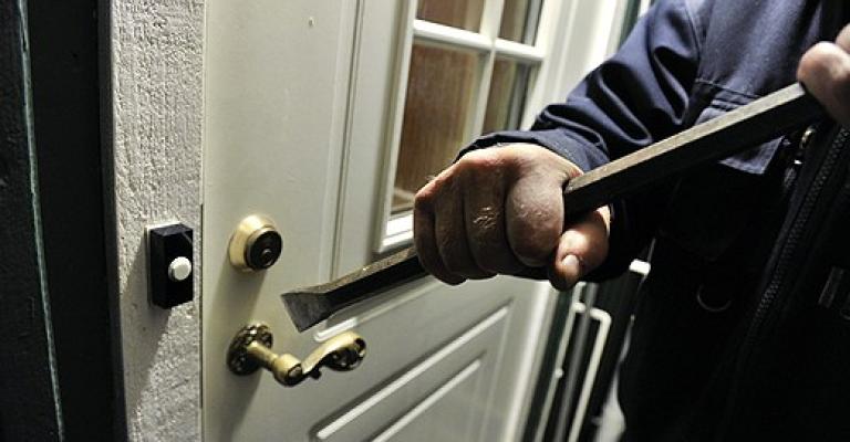 القبض على 5 بقضايا سرقة منازل في عمان القبض على 5 بقضايا سرقة منازل في عمان