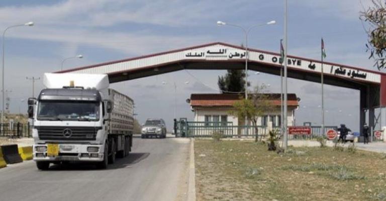 شاحنات تنقل البضائع من المنطقة الحرة لمركز جابر