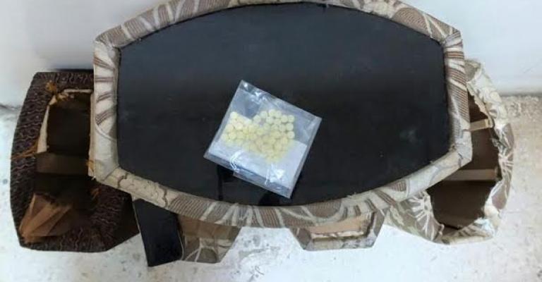 القبض على شخصين بتهمة تهريب مخدرات