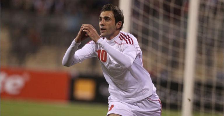 نجم المنتخب الوطني أحمد هايل في العناية المركزة نجم المنتخب الوطني أحمد هايل في العناية المركزة