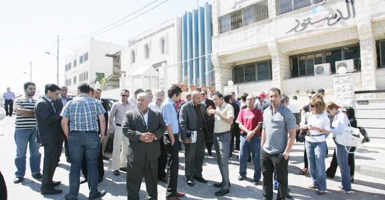 العاملون في الدستور يواصلون الاحتجاج رفضاً لـ"الهيكلة"