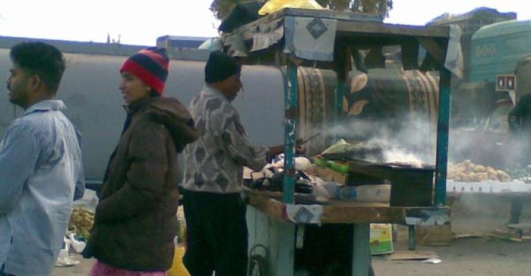 ضبط وافد يبيع بقايا الدجاج "سندويشات كباب"