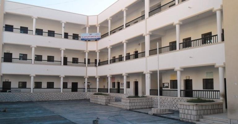 اعتصام معلمي مدرسة عاكف الفايز بعد تهجم رجل أمن على المدرسة