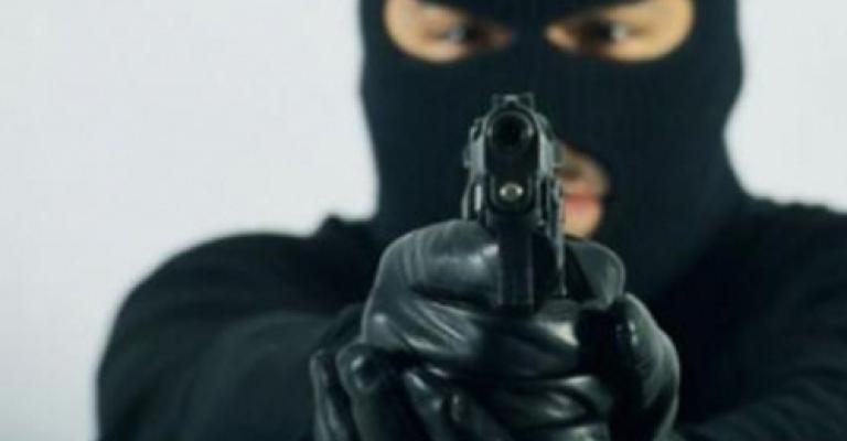 ملثمون يطلقون النار على "جروب سياحي" على طريق العقبة ملثمون يطلقون النار على "جروب سياحي" على طريق العقبة