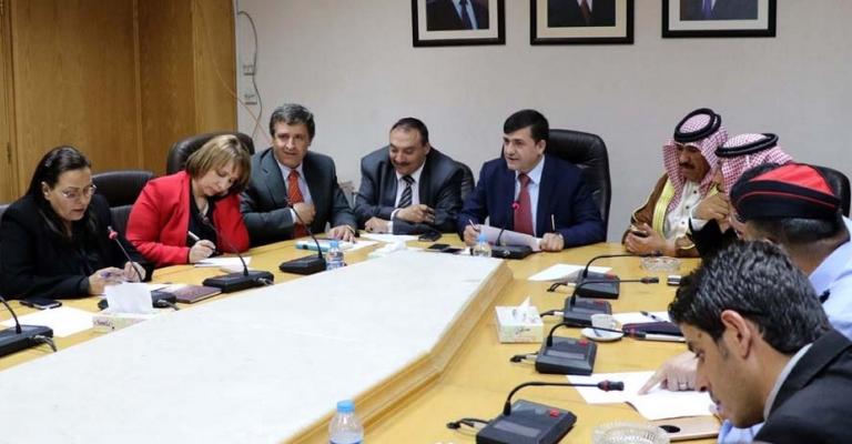 عقود عمل بين أصحاب "العمومي" والسائقين عقود عمل بين أصحاب "العمومي" والسائقين