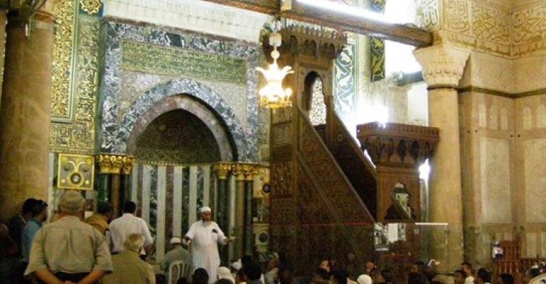 مصلون يمنعون هليل من خطبة الجمعة في الأقصى مصلون يمنعون هليل من خطبة الجمعة في الأقصى