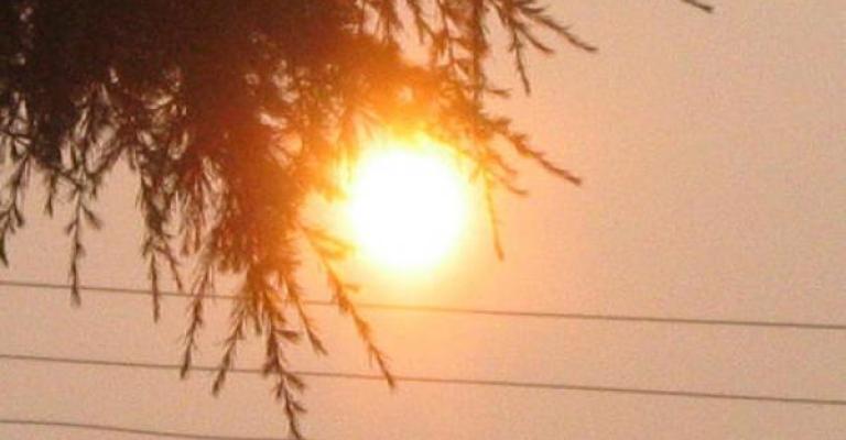 طقس حار نسبياً الاثنين