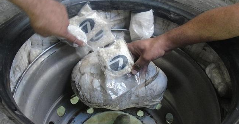 القبض على شخصين حاولا تهريب حبوب مخدرة في إطار سيارة