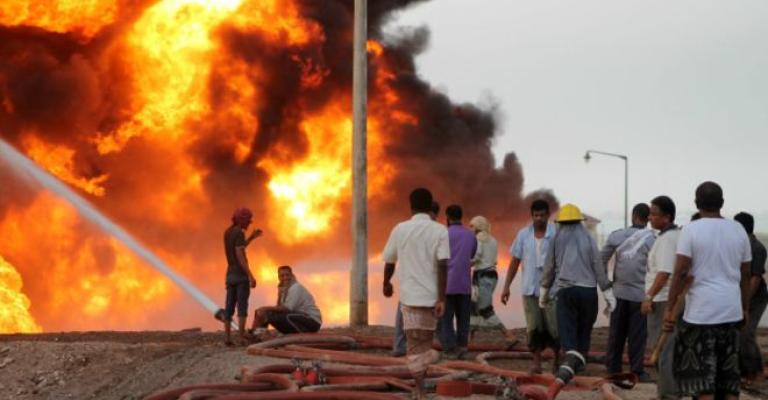 حريق في مصفاة عدن إثر قصف في القتال الدائر بالمدينة