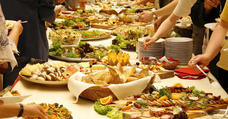 زيادة الإنفاق في رمضان.. يلقي بفائض الأطعمة إلى سلال المهملات زيادة الإنفاق في رمضان.. يلقي بفائض الأطعمة إلى سلال المهملات