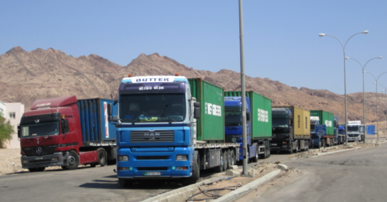 100 شاحنة خضار أردنية عالقة على حدود السعودية  