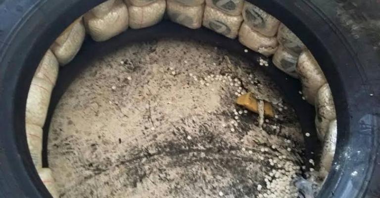 إحباط تهريب 200 ألف حبة مخدرة بإطار سيارة