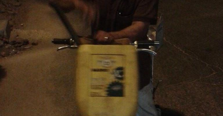 مسحراتي حي الفلاح بالزرقاء.. "بسكليت وتنكة زيت"