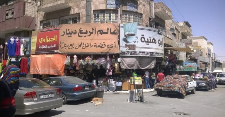 محلات "النص دينار".. حيث يطغى إغراء السعر على جودة المنتج محلات "النص دينار".. حيث يطغى إغراء السعر على جودة المنتج