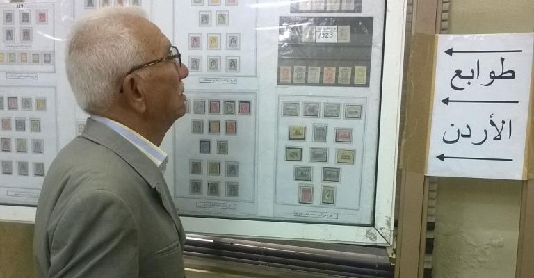 أقدم جامعي الطوابع في الزرقاء يخشى اندثار الهواية أقدم جامعي الطوابع في الزرقاء يخشى اندثار الهواية