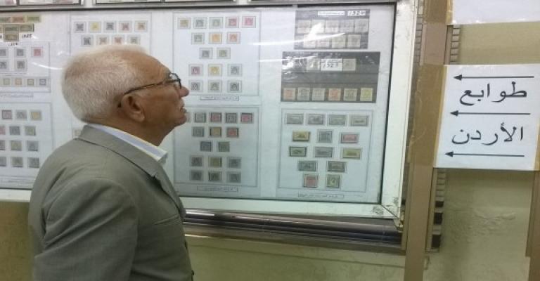 أقدم جامعي الطوابع في الزرقاء يخشى اندثار الهواية أقدم جامعي الطوابع في الزرقاء يخشى اندثار الهواية