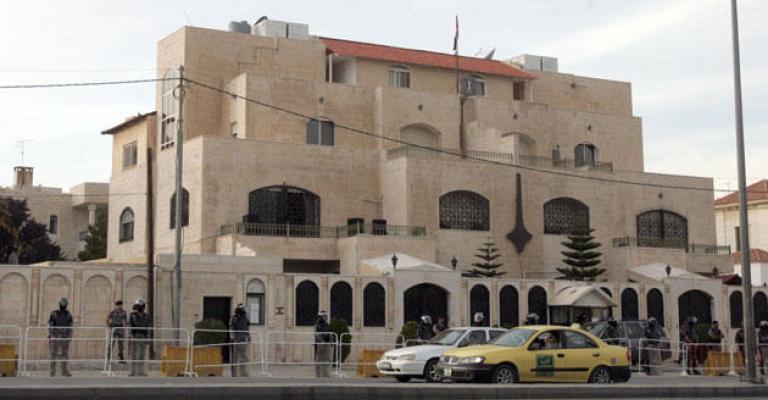 حين يطول انتظار السوريين على باب سفارتهم في عمان