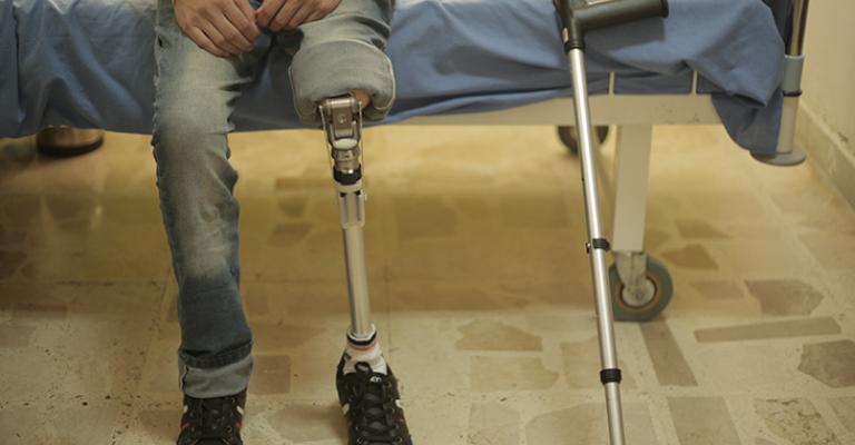 ضحايا رصاص القناصين.. تحدّ من أجل الحياة